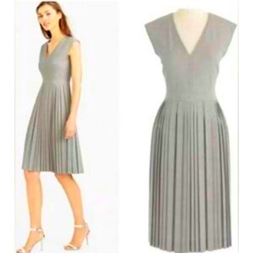 Sleeveless V-Neck Pleated Midi Dress in Light Gray